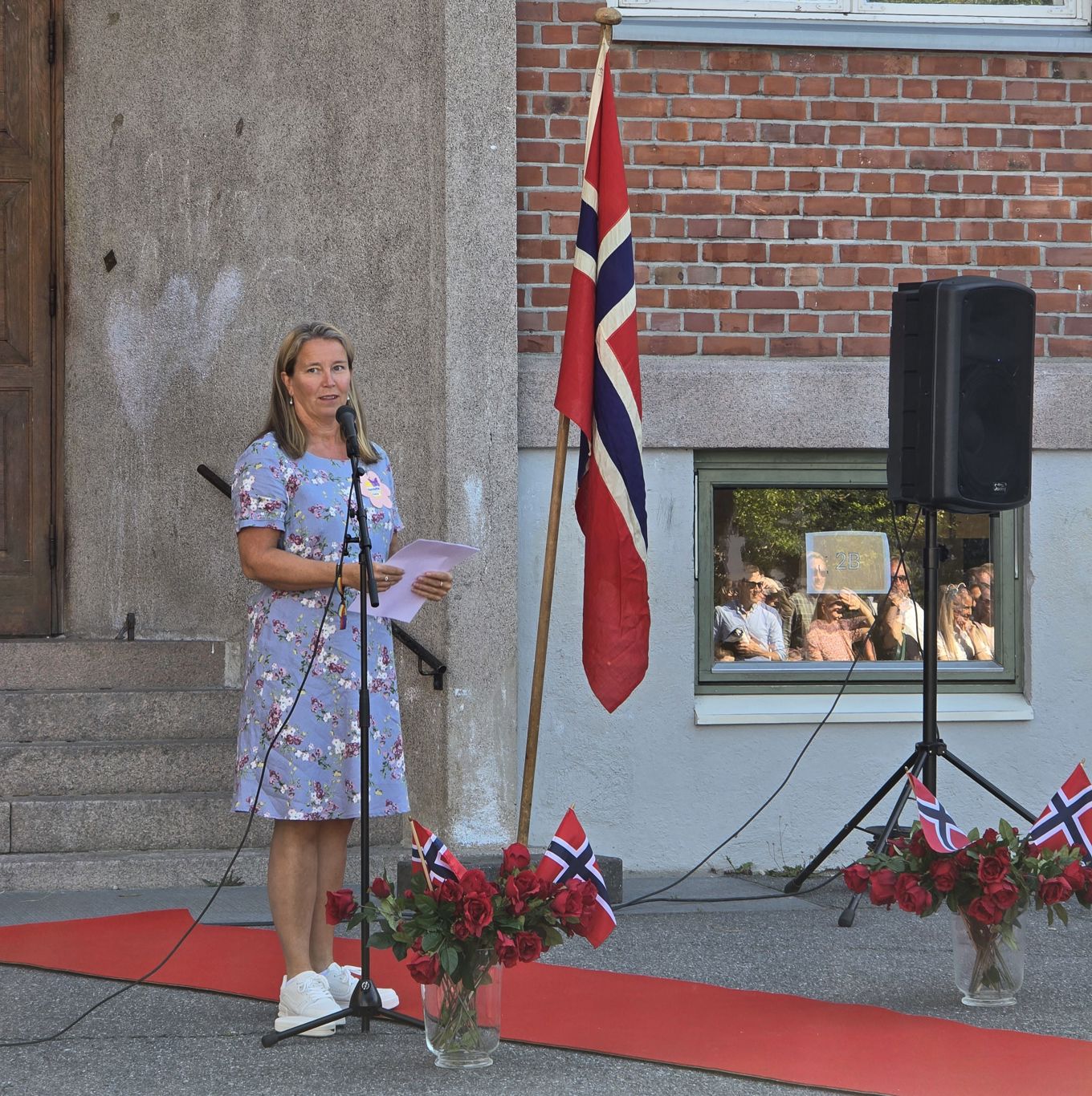 en person som snakker inn i en mikrofon en person som snakker inn i en mikrofon