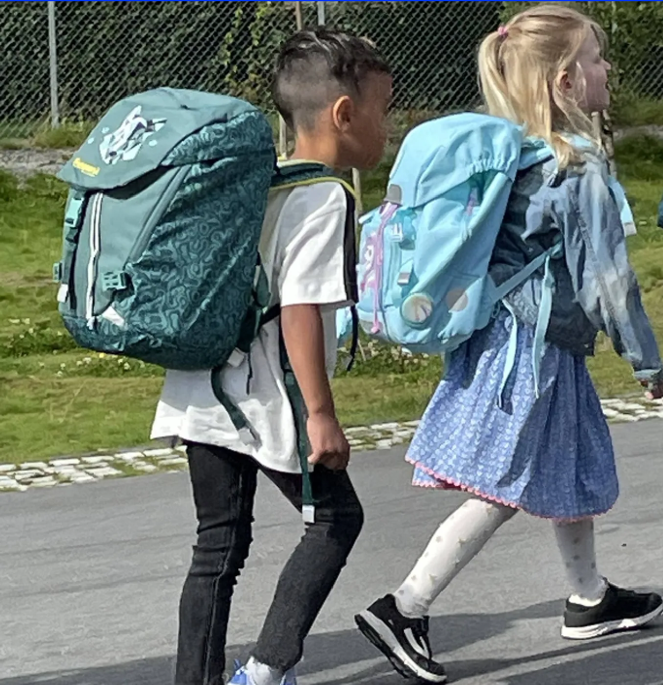 en person og en person som går